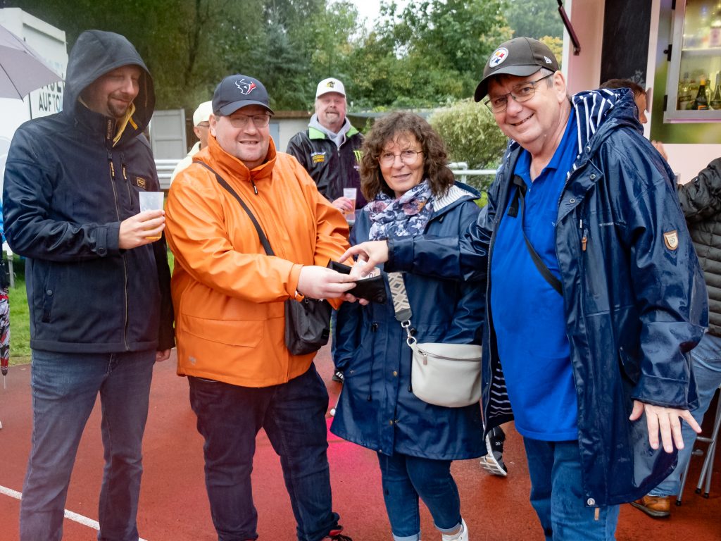 Spendenübergabe des Stammtischs an den Förderverein nach dem Saisonfinale der Herren